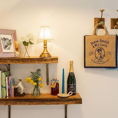Light And Central Apartment Above Knead Bakery Tetbury Extérieur photo