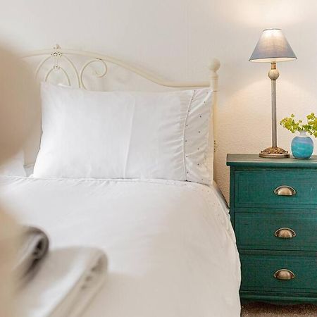 Light And Central Apartment Above Knead Bakery Tetbury Extérieur photo