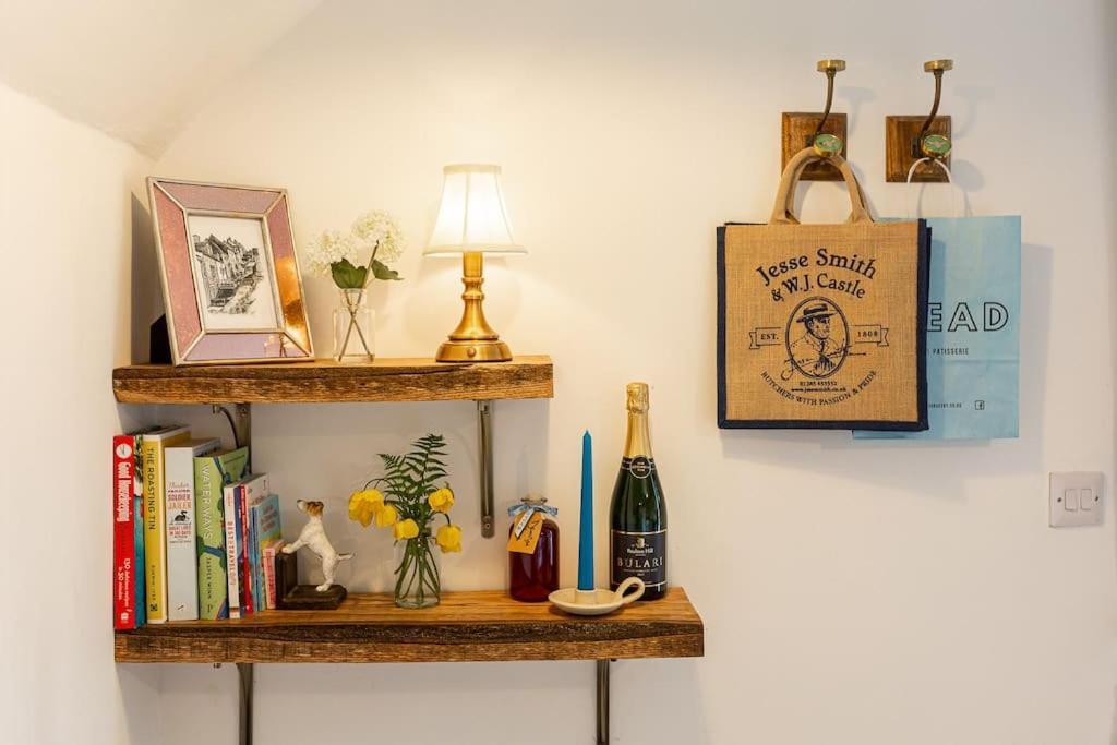 Light And Central Apartment Above Knead Bakery Tetbury Extérieur photo