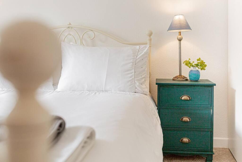 Light And Central Apartment Above Knead Bakery Tetbury Extérieur photo