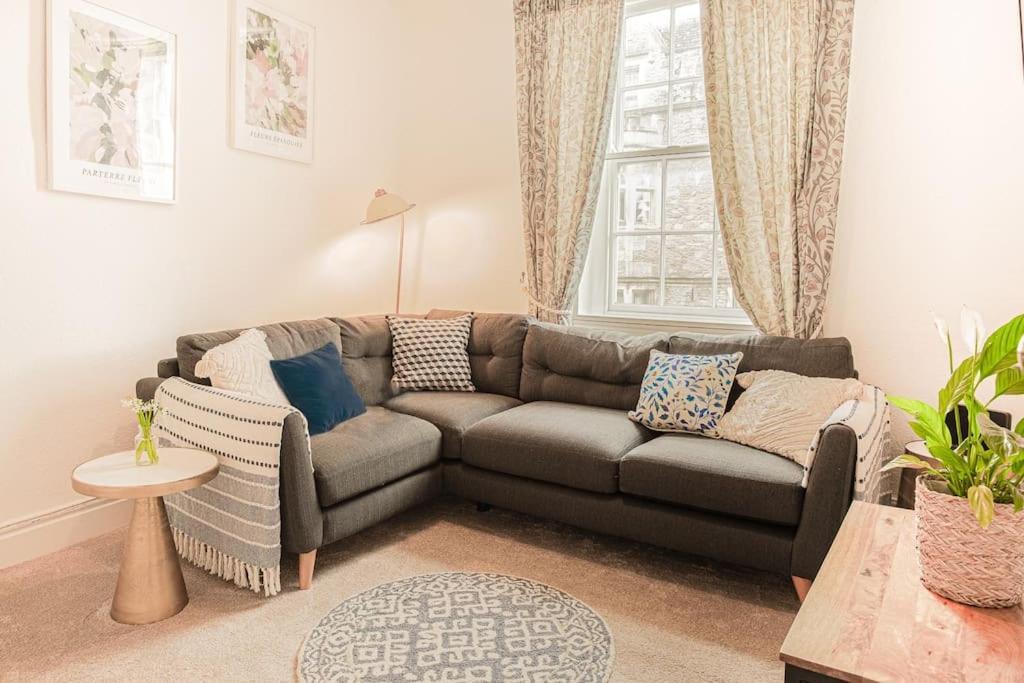 Light And Central Apartment Above Knead Bakery Tetbury Extérieur photo
