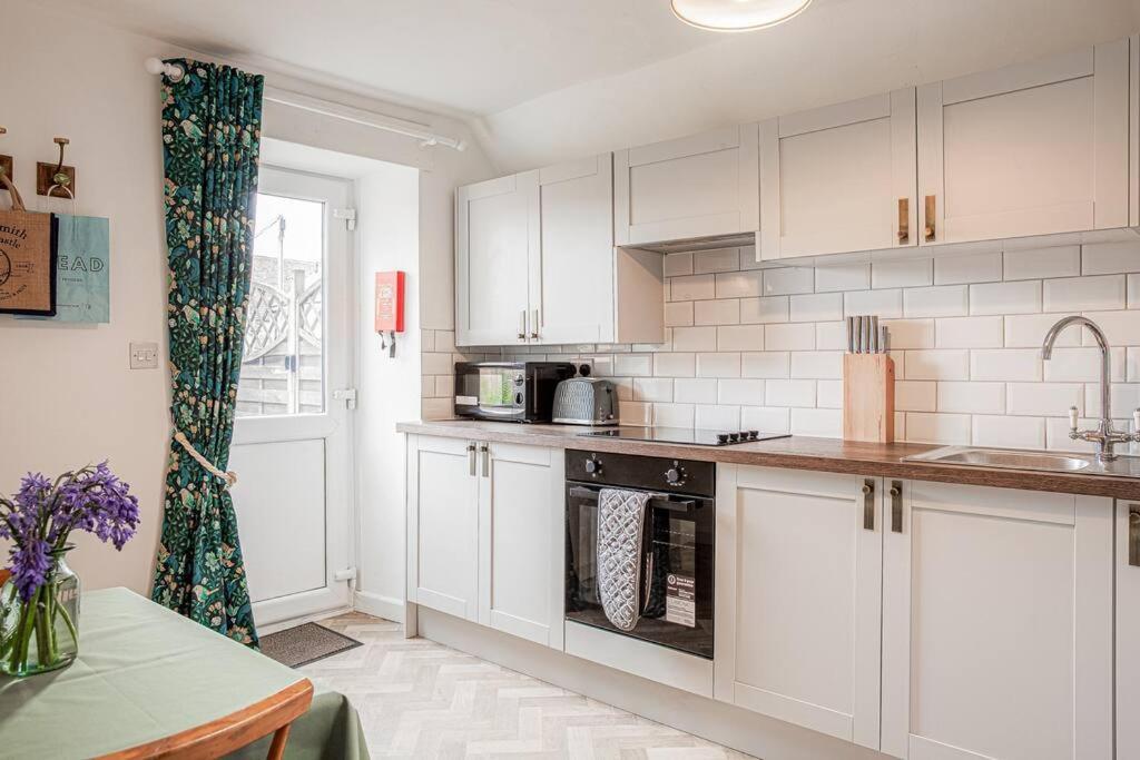 Light And Central Apartment Above Knead Bakery Tetbury Extérieur photo