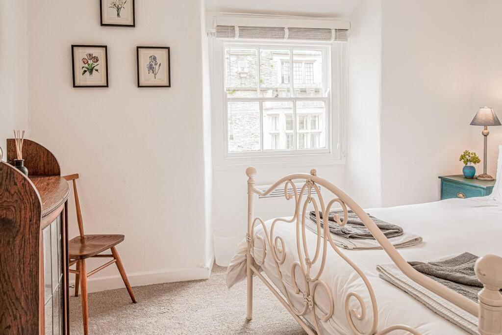Light And Central Apartment Above Knead Bakery Tetbury Extérieur photo