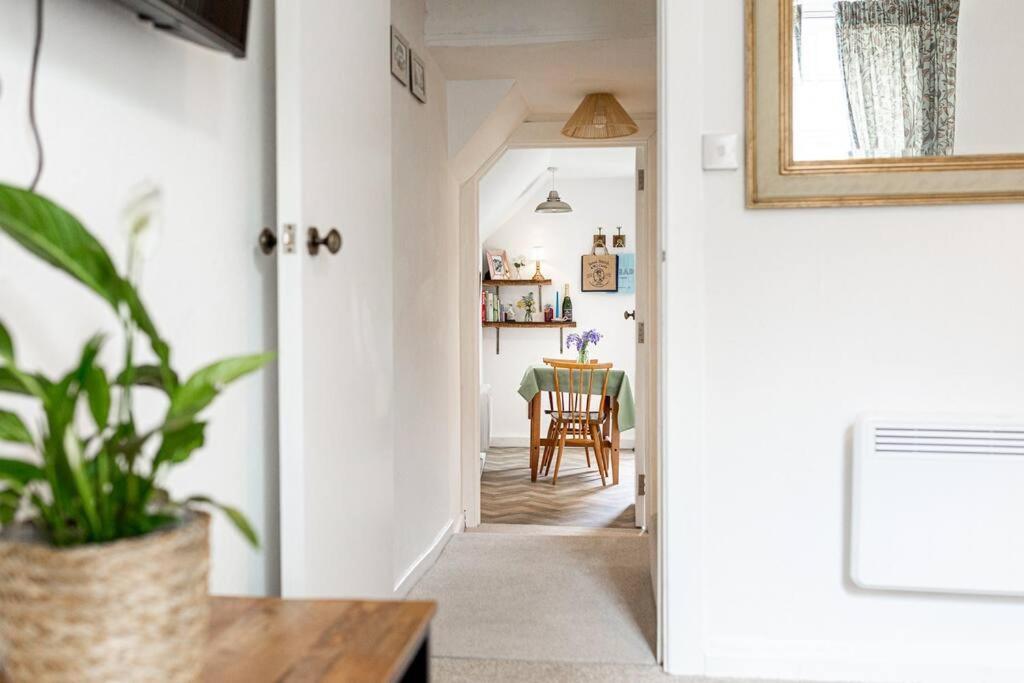 Light And Central Apartment Above Knead Bakery Tetbury Extérieur photo