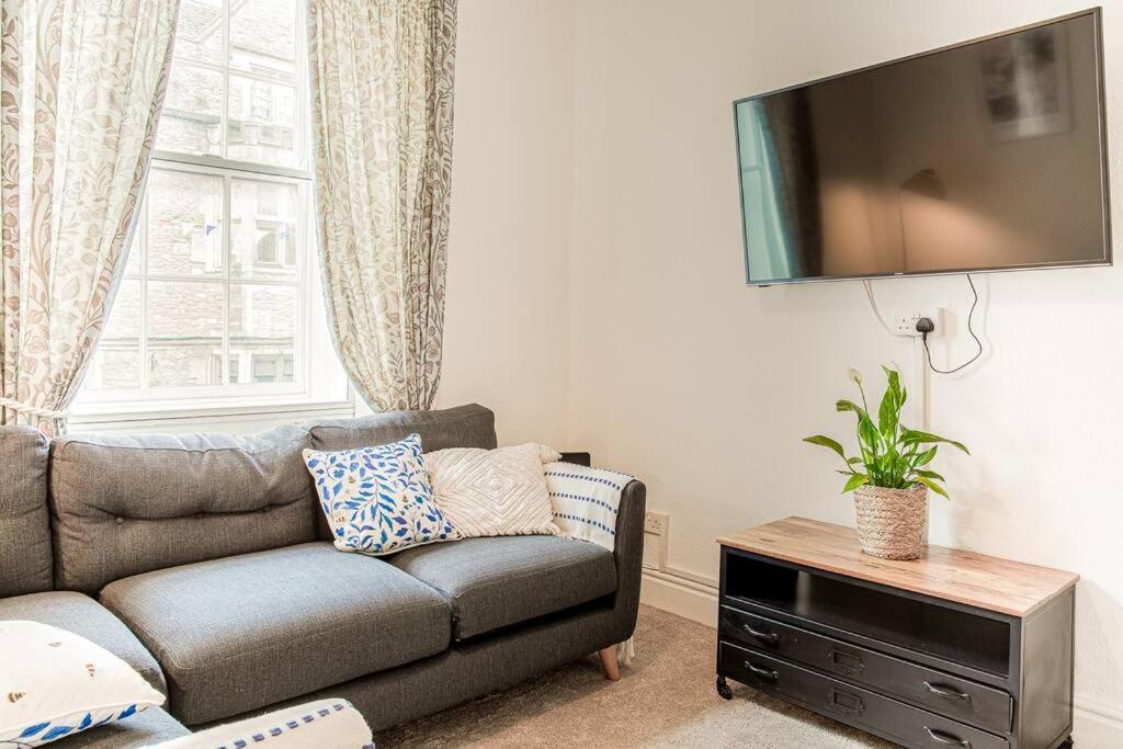 Light And Central Apartment Above Knead Bakery Tetbury Extérieur photo