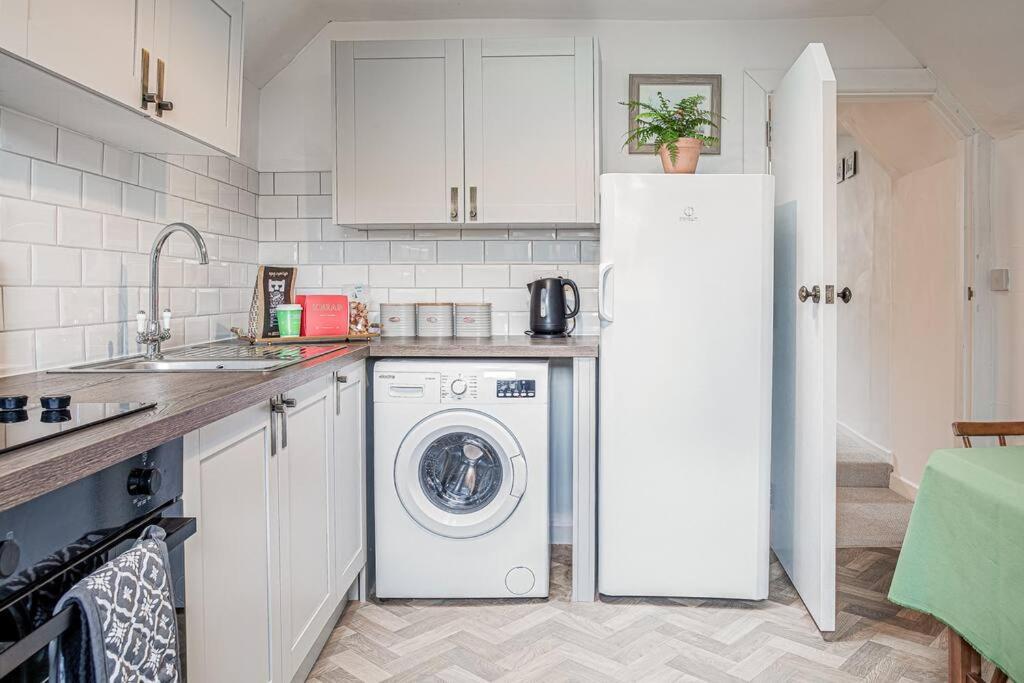 Light And Central Apartment Above Knead Bakery Tetbury Extérieur photo