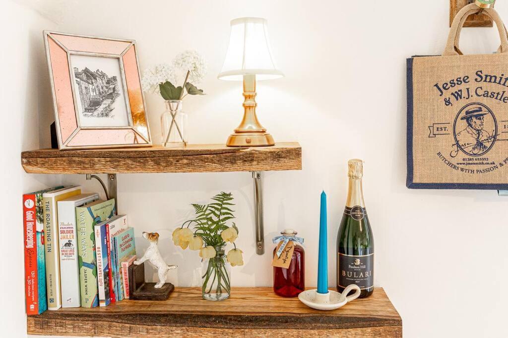 Light And Central Apartment Above Knead Bakery Tetbury Extérieur photo
