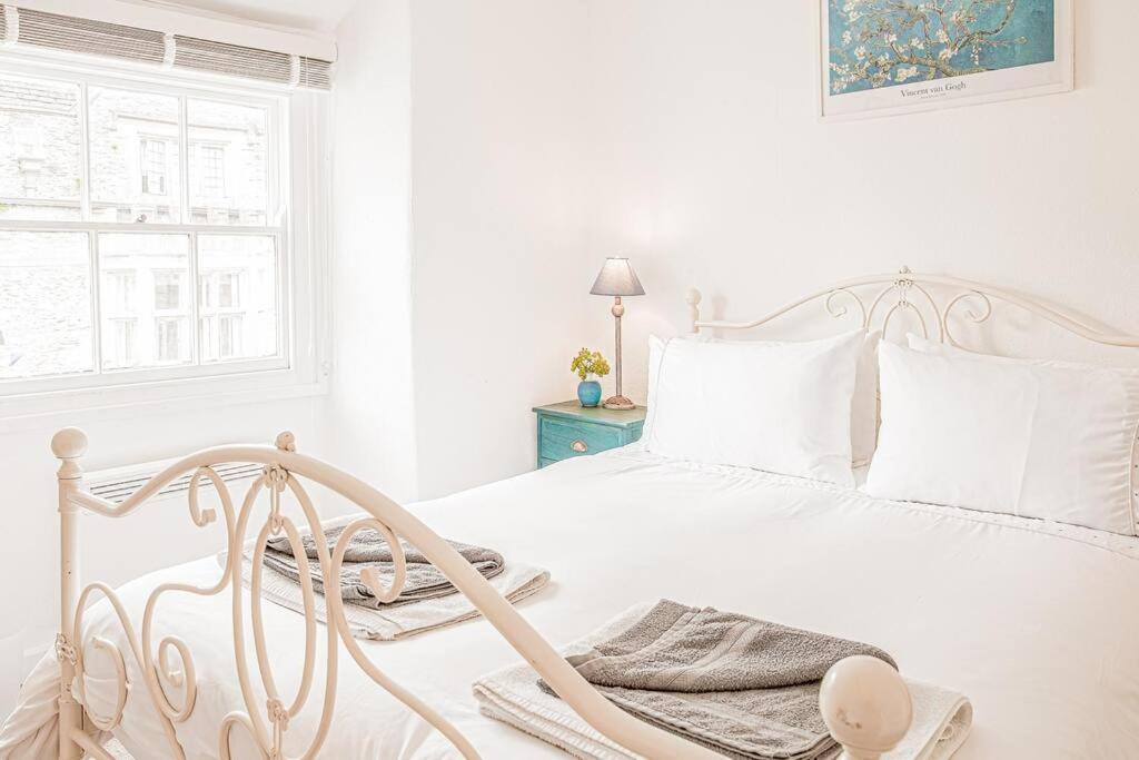 Light And Central Apartment Above Knead Bakery Tetbury Extérieur photo